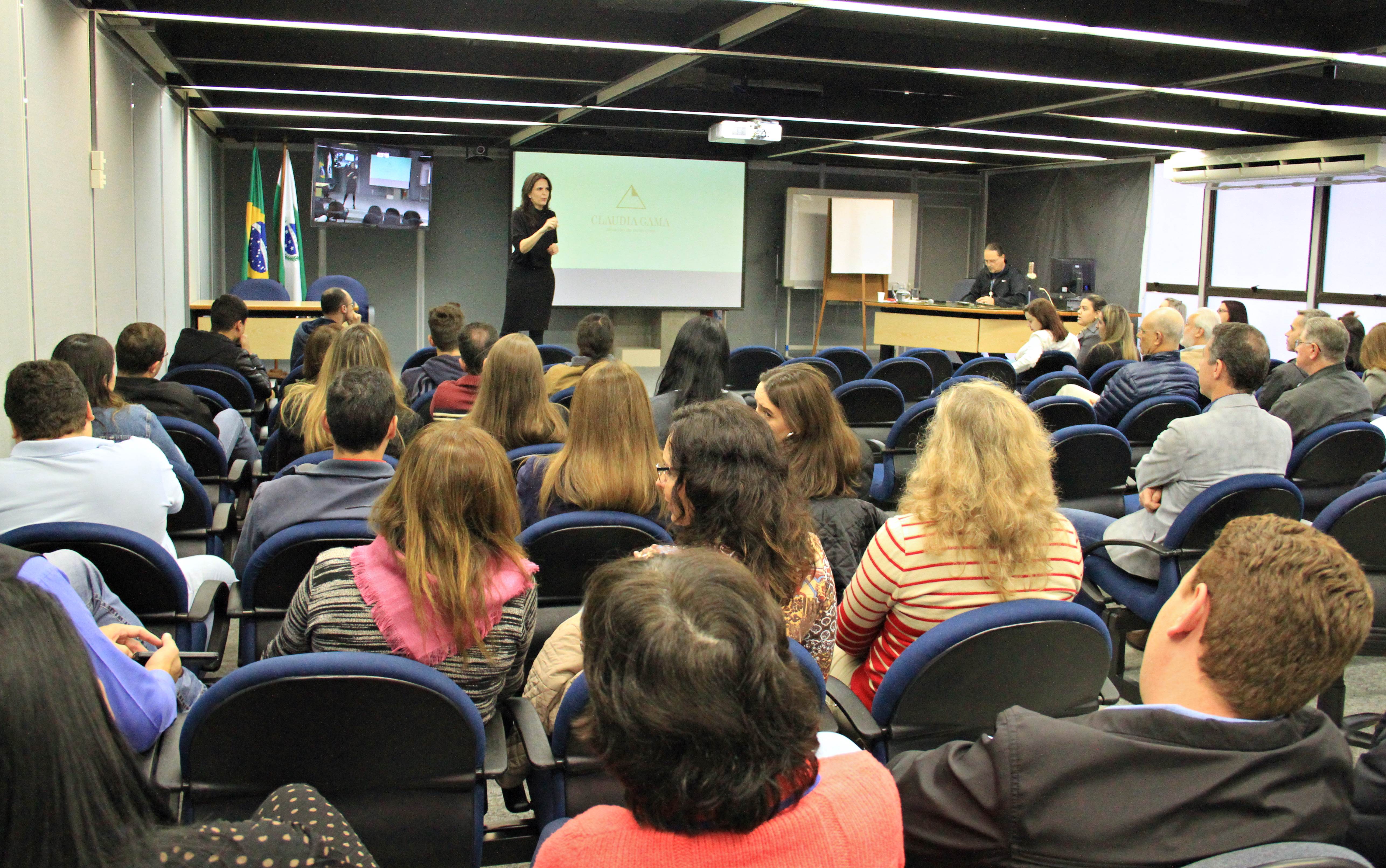 Cláudia Gama desperta potencialidade máxima das pessoas na SEDU e Paranacidade