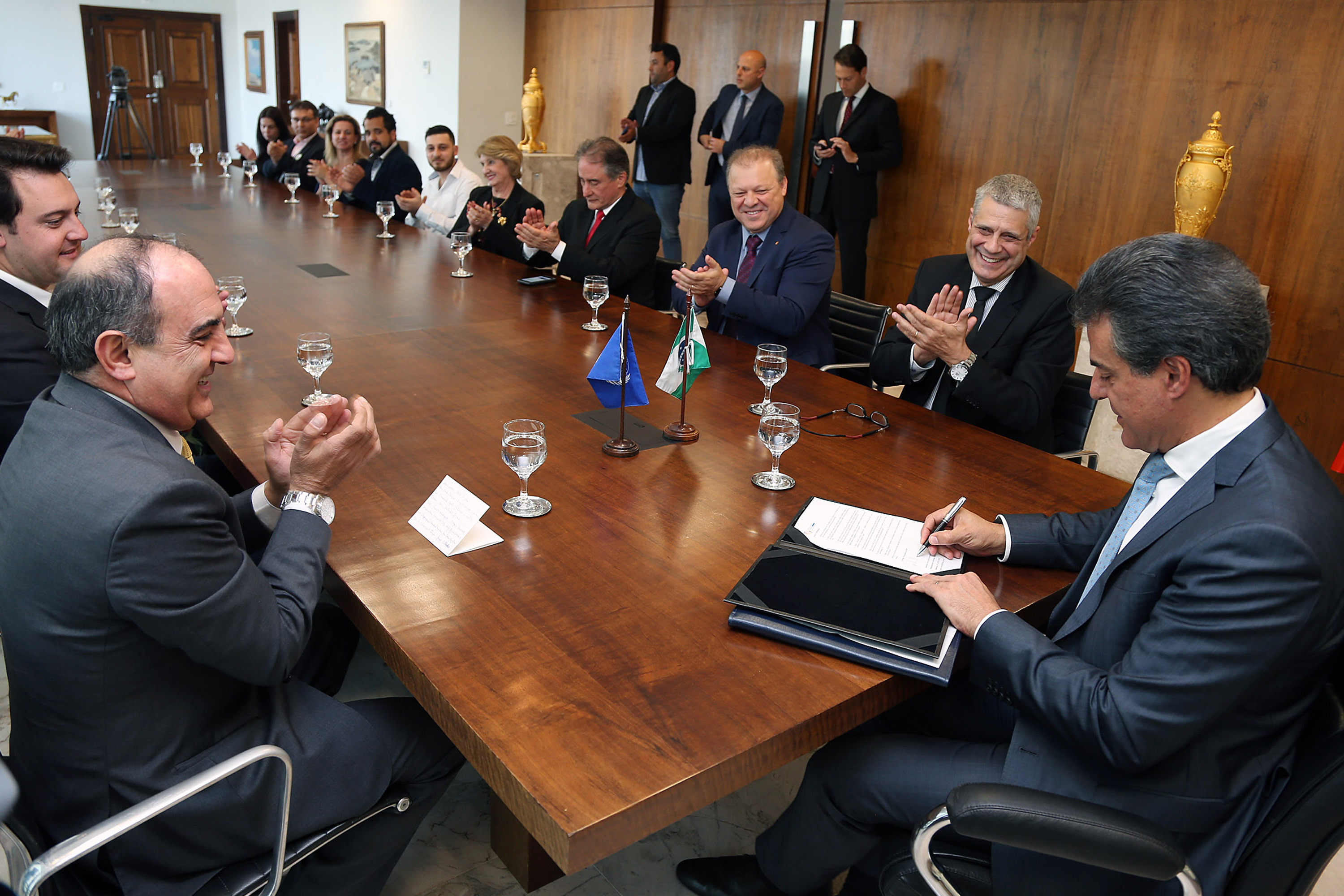 Governador Beto Richa assina Termo de Adesão ao Movimento Nacional de Objetivos do Desenvolvimento Sustentável, com a participação do diretor brasileiro da Itaipu Binacional, Luiz Fernando Vianna; do presidente da Copel, Antonio Sérgio de Souza Guetter; do diretor-presidente da Sanepar; Mounir Chaowiche; e pelo secretário estadual para Assuntos Estratégicos, Edgar Bueno.Curitiba, 08/08/2017.Foto: Orlando Kissner/ANPr