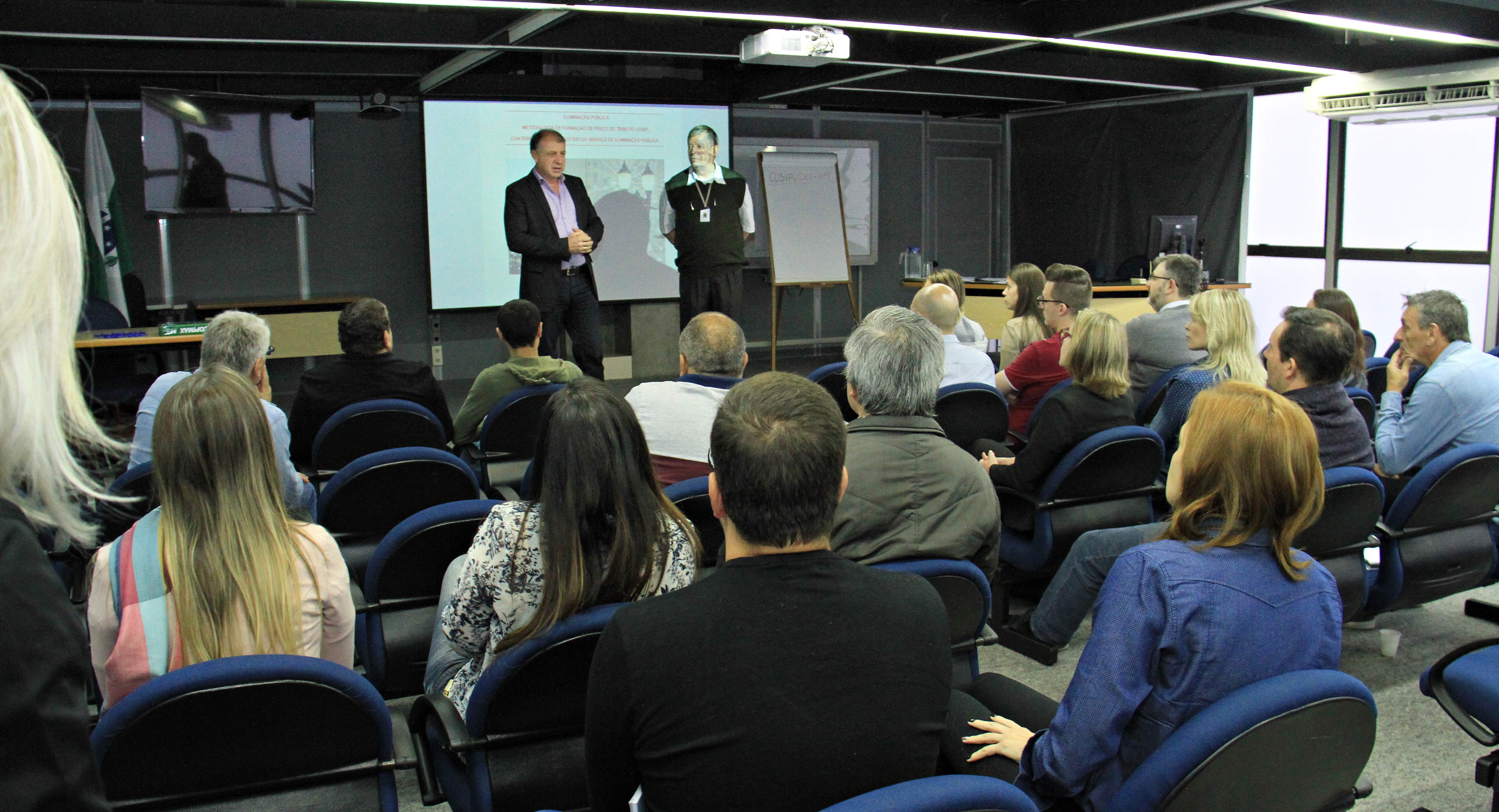 Curso inédito sobre COSIP ajuda a equilibrar receita e despesas nos municípios