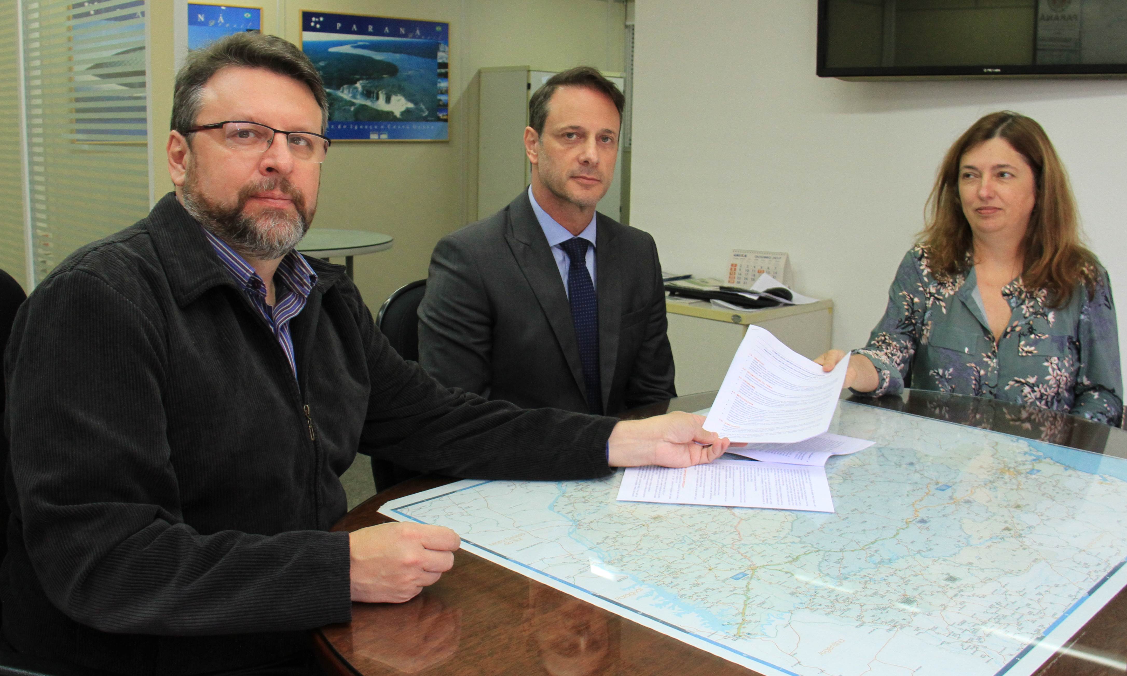 Comitê dos Empregados do Paranacidade entregam resultado de pesquisa de satisfação ao superintendente executivo