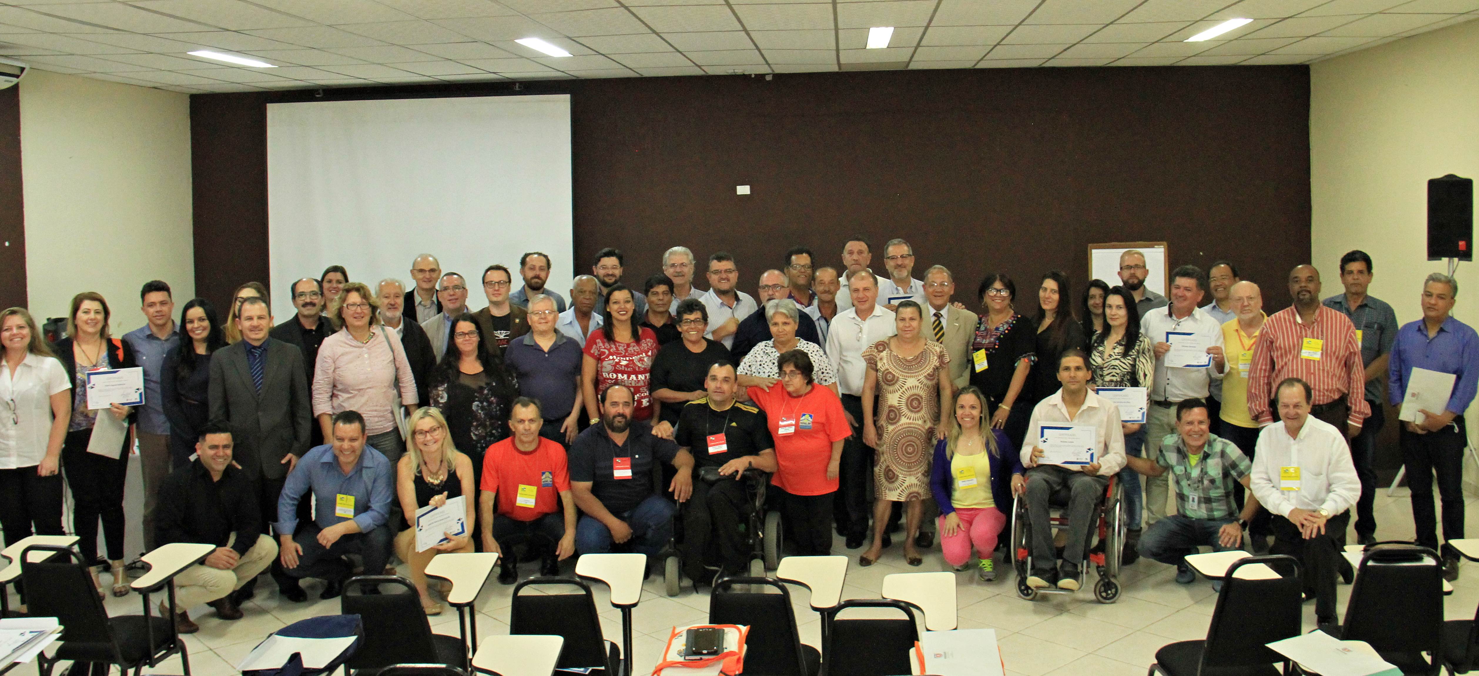 Ortega entrega Certificados da 6ª Conferência Estadual aos conselheiros do ConCidades Paraná