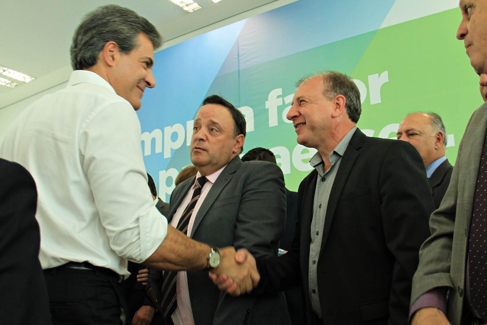 Serviços e obras no valor total de R$ 100 milhões valorizam a vida em 250 municípios do Paraná