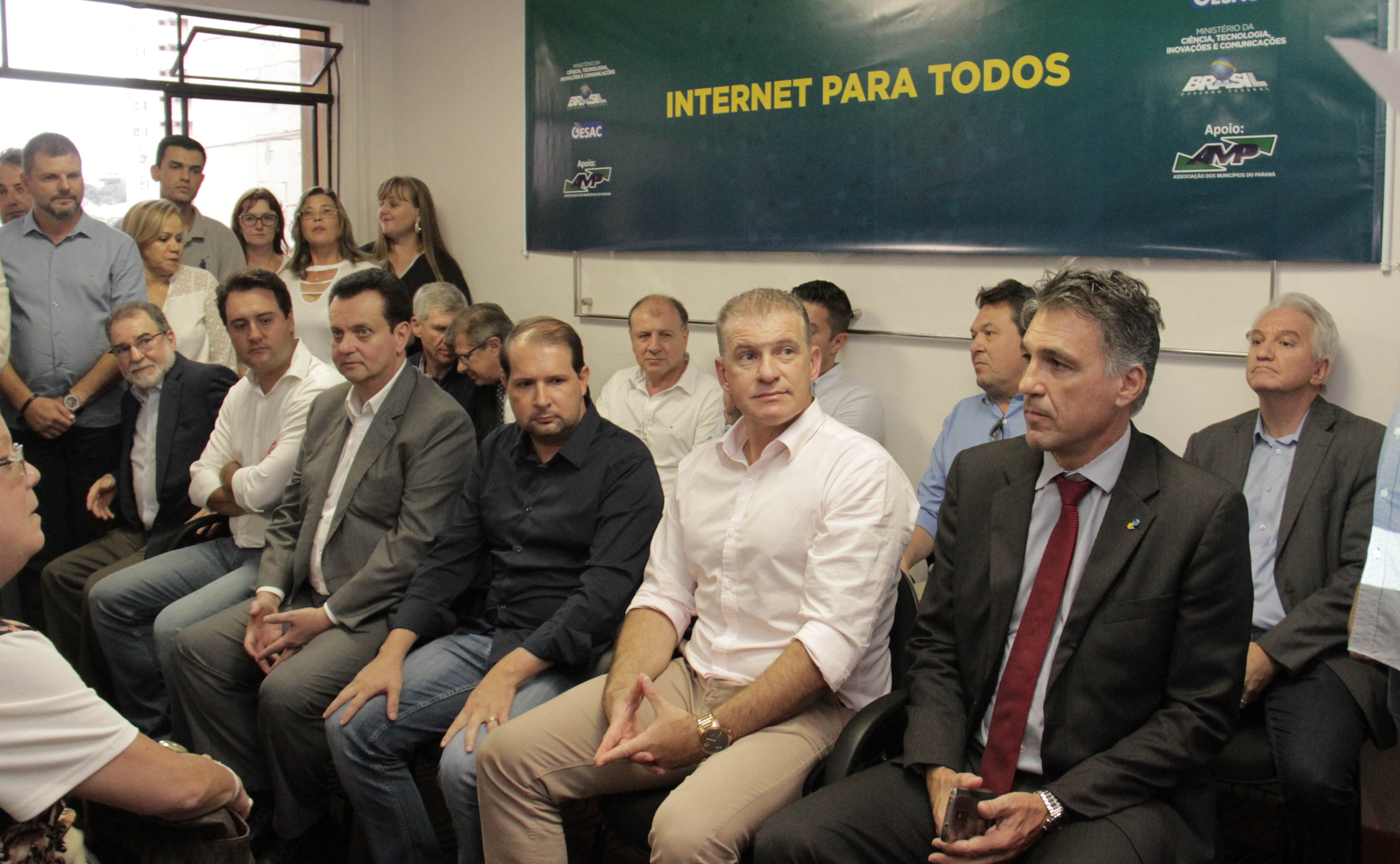 Benefícios à população do Programa “Internet para Todos”, mostrado pelo ministro Kassab, despertam atenção de secretários de Estado, deputados e prefeitos do Paraná na AMP


