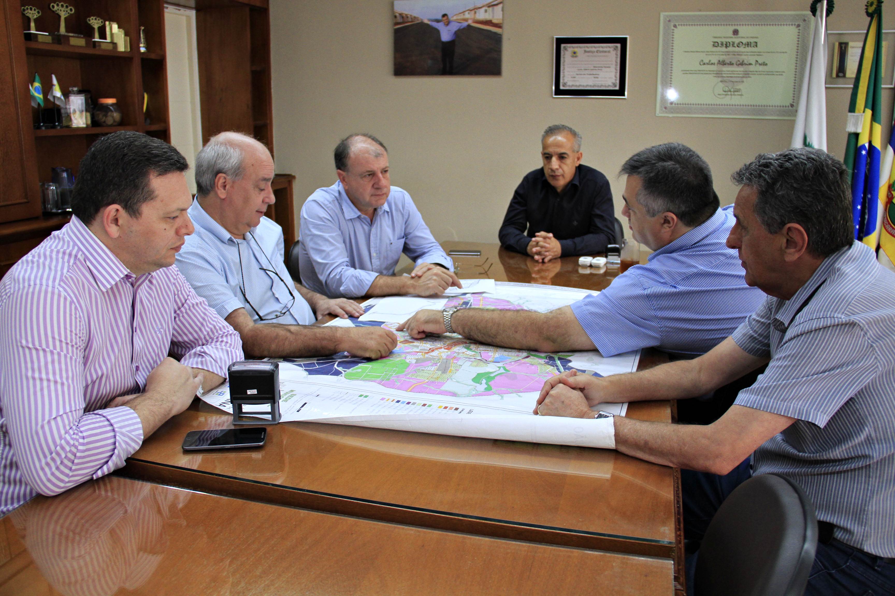 Ortega visita Apucarana, Maringá e Ivaiporã para entregar editais e ver obras 