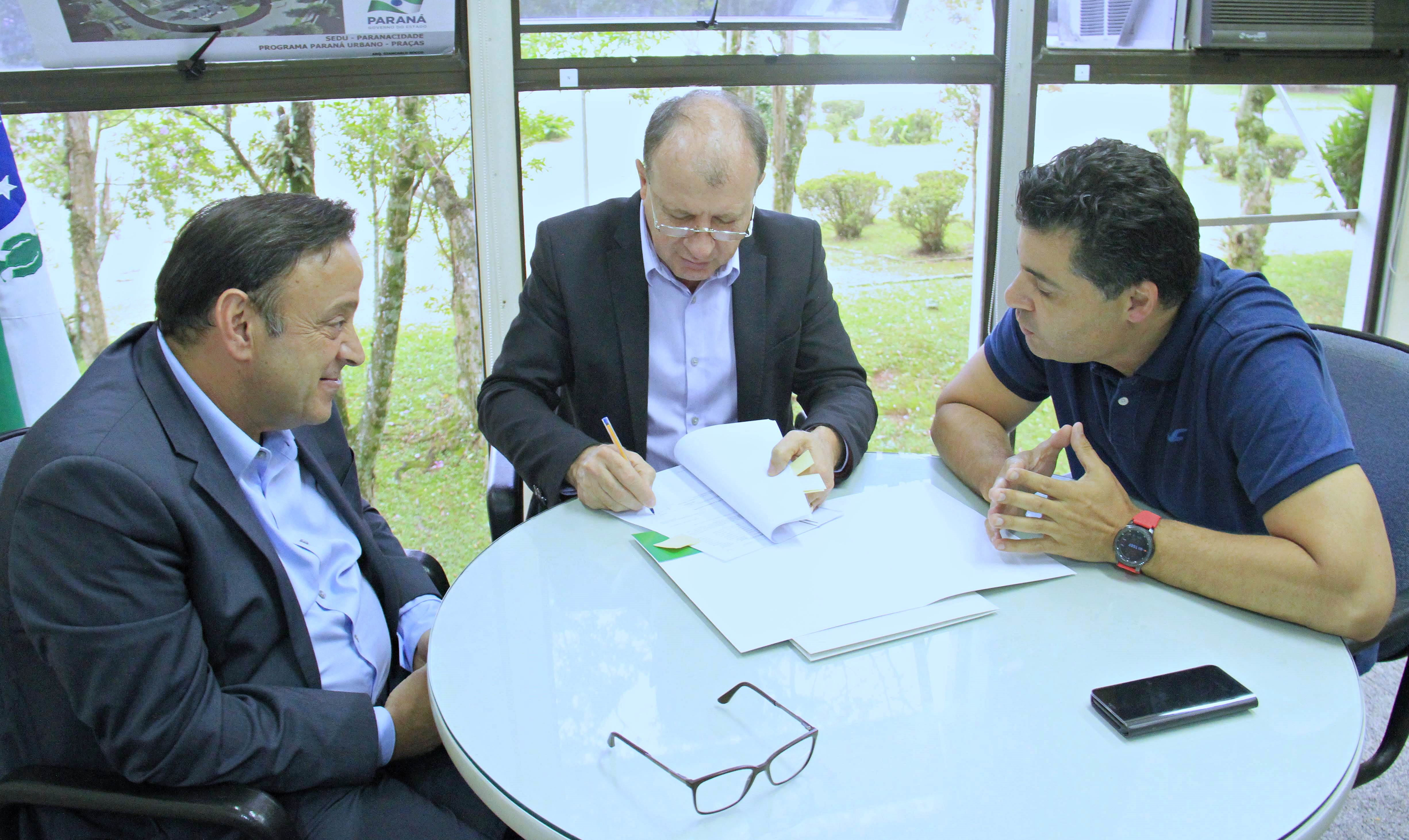 Documentos firmados pelos prefeitos na SEDU garantem a realização de antigos sonhos de paranaenses, como o Parque das Olarias em Ponta Grossa