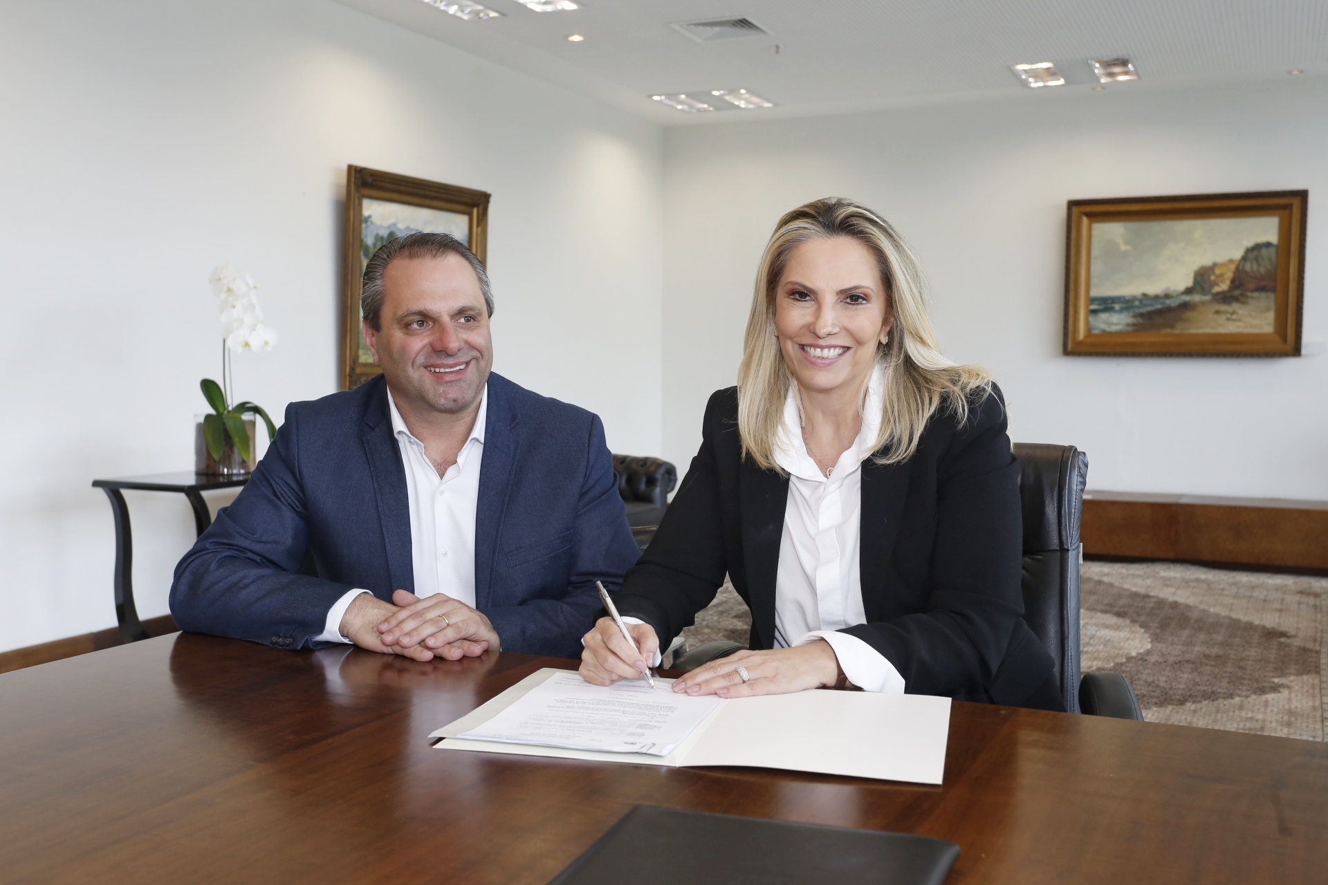 Municípios recebem recursos para pavimentação e veículo