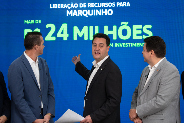 Ratinho Junior libera R$ 442 milhões para obras em 10 Municípios do Paraná