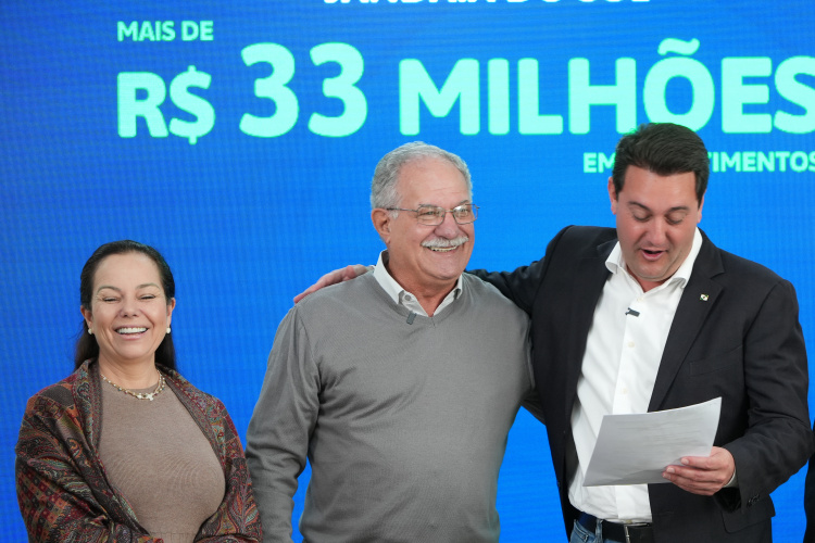 Ratinho Junior confirma mais de R$ 453 milhões para obras em 11 Municípios