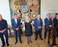 Prefeitos de diversas regiões do Paraná reuniram-se nesta quarta-feira (18) com a governadora Cida Borghetti para apresentar demandas, alinhar convênios e licitações de projetos urbanos. O objetivo é garantir continuidade aos processos neste momento de mudança de governo. O encontro foi no Palácio Iguaçu.Curitiba, 18/04/2018.Foto: Jonas Oliveira/Governadoria