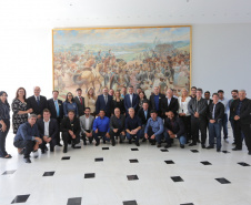 Prefeitos de diversas regiões do Paraná reuniram-se nesta quarta-feira (18) com a governadora Cida Borghetti para apresentar demandas, alinhar convênios e licitações de projetos urbanos. O objetivo é garantir continuidade aos processos neste momento de mudança de governo. O encontro foi no Palácio Iguaçu.Curitiba, 18/04/2018.Foto: Jonas Oliveira/Governadoria