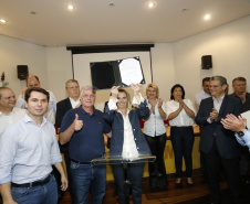 Governadora Cida Borghetti assina convênios com municípios durante encontro nesta quinta-feira (19), na sede da Associação dos Municípios da Região de Campo Mourão (Concam). Participaram o prefeito de Campo Mourão, Tauillo Tezelli, prefeitos dos municípios beneficiados, secretários de Estado e parlamentares.Campo Mourão, 19/04/2018.Foto: Arnaldo Alves/ANPr