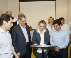 Governadora Cida Borghetti assina convênios com municípios durante encontro nesta quinta-feira (19), na sede da Associação dos Municípios da Região de Campo Mourão (Concam). Participaram o prefeito de Campo Mourão, Tauillo Tezelli, prefeitos dos municípios beneficiados, secretários de Estado e parlamentares.Campo Mourão, 19/04/2018.Foto: Arnaldo Alves/ANPr