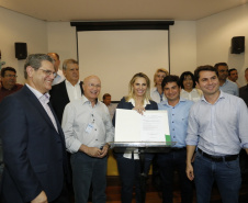 Governadora Cida Borghetti assina convênios com municípios durante encontro nesta quinta-feira (19), na sede da Associação dos Municípios da Região de Campo Mourão (Concam). Participaram o prefeito de Campo Mourão, Tauillo Tezelli, prefeitos dos municípios beneficiados, secretários de Estado e parlamentares.Campo Mourão, 19/04/2018.Foto: Arnaldo Alves/ANPr