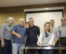 Governadora Cida Borghetti, em Francisco Beltrão, na sede da Associação dos Municípios do Sudoeste do Paraná (ANSOP), entrega 5 viaturas para a Polícia e autoriza licitações para construção de 21º Batalhão de Polícia Militar, assina convênios com a Secretaria de Estado do Desenvolvimento Urbano e Paranacidade com municípios da região.Francisco Beltrão, 26/07/2018.Foto: Arnaldo Alves/ANPr
