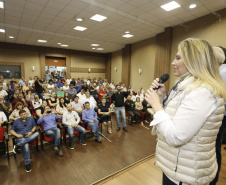 Governadora Cida Borghetti, em Francisco Beltrão, na sede da Associação dos Municípios do Sudoeste do Paraná (ANSOP), entrega 5 viaturas para a Polícia e autoriza licitações para construção de 21º Batalhão de Polícia Militar, assina convênios com a Secretaria de Estado do Desenvolvimento Urbano e Paranacidade com municípios da região.Francisco Beltrão, 26/07/2018.Foto: Arnaldo Alves/ANPr