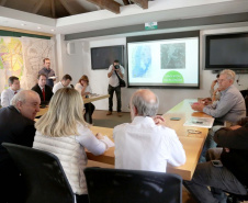 A governadora Cida Borghetti se reuniu na tarde desta quinta-feira (26) com o prefeito de Curitiba, Rafael Greca. No encontrou, que aconteceu no Instituto de Pesquisa e Planejamento Urbano de Curitiba (Ippuc), eles discutiram projetos de infraestrutura e mobilidade para a Região Metropolitana da capital. Curitiba,26/04/2018 Foto:Jaelson Lucas / ANPr
