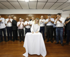 Governadora Cida Borghetti, em Apucarana, durante encontro com prefeitos da região do Vale do Ivaí e do centro do Paraná, realizado nesta sexta-feira (27), assinou novos convênios para repasse de recursos e autorizou licitações de equipamentos e obras urbanas para 11 municípios
