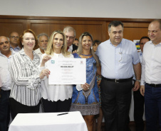 Governadora Cida Borghetti, em Apucarana, durante encontro com prefeitos da região do Vale do Ivaí e do centro do Paraná, realizado nesta sexta-feira (27), assinou novos convênios para repasse de recursos e autorizou licitações de equipamentos e obras urbanas para 11 municípios