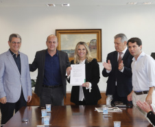 Governadora Cida Borghetti recebe prefeitos de dez municípios e assinou convênios para repasse de recursos a fundo perdido, para obras de melhoria e infraestrutura urbana e viária das cidades. Participaram os secretários Silvio Barros, do Desenvolvimento Urbano; Dilceu Sperafico, da chefia da Casa Civil e os deputados Alexandre Curi e Pedro Lupion   Curitiba, 02/05/2018    Foto: Jonas Oliveira/Governadoria