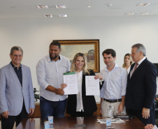 Governadora Cida Borghetti recebe prefeitos de dez municípios e assinou convênios para repasse de recursos a fundo perdido, para obras de melhoria e infraestrutura urbana e viária das cidades. Participaram os secretários Silvio Barros, do Desenvolvimento Urbano; Dilceu Sperafico, da chefia da Casa Civil e os deputados Alexandre Curi e Pedro Lupion   Curitiba, 02/05/2018    Foto: Jonas Oliveira/Governadoria