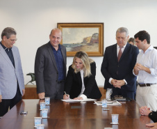 Governadora Cida Borghetti recebe prefeitos de dez municípios e assinou convênios para repasse de recursos a fundo perdido, para obras de melhoria e infraestrutura urbana e viária das cidades. Participaram os secretários Silvio Barros, do Desenvolvimento Urbano; Dilceu Sperafico, da chefia da Casa Civil e os deputados Alexandre Curi e Pedro Lupion   Curitiba, 02/05/2018    Foto: Jonas Oliveira/Governadoria