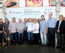 A governadora Cida Borghetti assinou nesta quinta-feira (3), durante solenidade no município de Pato Branco, convênios com 10 municípios do Sudoeste do Paraná para o repasse de R$ 25 milhões, a fundo perdido e por meio de financiamento. Os recursos vão ser usados para obras de pavimentação, compra de equipamentos e recape. Secretários de Estado, deputados estaduais e prefeitos da região participaram da cerimônia.Pato Branco, 03/05/2018.Foto: Jaelson Lucas/ANPr