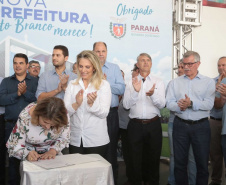 A governadora Cida Borghetti assinou nesta quinta-feira (3), durante solenidade no município de Pato Branco, convênios com 10 municípios do Sudoeste do Paraná para o repasse de R$ 25 milhões, a fundo perdido e por meio de financiamento. Os recursos vão ser usados para obras de pavimentação, compra de equipamentos e recape. Secretários de Estado, deputados estaduais e prefeitos da região participaram da cerimônia.Pato Branco, 03/05/2018.Foto: Jaelson Lucas/ANPr