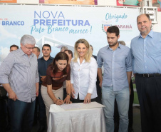 A governadora Cida Borghetti assinou nesta quinta-feira (3), durante solenidade no município de Pato Branco, convênios com 10 municípios do Sudoeste do Paraná para o repasse de R$ 25 milhões, a fundo perdido e por meio de financiamento. Os recursos vão ser usados para obras de pavimentação, compra de equipamentos e recape. Secretários de Estado, deputados estaduais e prefeitos da região participaram da cerimônia.Pato Branco, 03/05/2018.Foto: Jaelson Lucas/ANPr