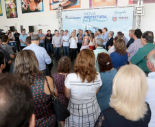 A governadora Cida Borghetti assinou nesta quinta-feira (3), durante solenidade no município de Pato Branco, convênios com 10 municípios do Sudoeste do Paraná para o repasse de R$ 25 milhões, a fundo perdido e por meio de financiamento. Os recursos vão ser usados para obras de pavimentação, compra de equipamentos e recape. Secretários de Estado, deputados estaduais e prefeitos da região participaram da cerimônia.Pato Branco, 03/05/2018.Foto: Jaelson Lucas/ANPr