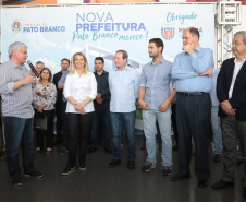 A governadora Cida Borghetti assinou nesta quinta-feira (3), durante solenidade no município de Pato Branco, convênios com 10 municípios do Sudoeste do Paraná para o repasse de R$ 25 milhões, a fundo perdido e por meio de financiamento. Os recursos vão ser usados para obras de pavimentação, compra de equipamentos e recape. Secretários de Estado, deputados estaduais e prefeitos da região participaram da cerimônia.Pato Branco, 03/05/2018.Foto: Jaelson Lucas/ANPr