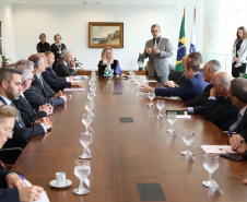 Cida recebe embaixadores e reforça interesse em cooperação