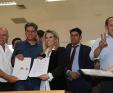 A governadora Cida Borghetti confirmou nesta quinta-feira (03), em Cascavel, recursos para investimentos em 16 municípios da região Oeste do Estado. O montante soma R$ 5,95 milhões. No mesmo evento, ela anunciou a instalação de mais uma Unidade Paraná Seguro (UPS) no município e reconduziu Júlio Reis ao cargo de Secretário da Segurança Pública.Cascavel, 03/05/2018.Foto: Orlando Kissner/ANPr