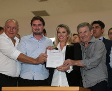 A governadora Cida Borghetti confirmou nesta quinta-feira (03), em Cascavel, recursos para investimentos em 16 municípios da região Oeste do Estado. O montante soma R$ 5,95 milhões. No mesmo evento, ela anunciou a instalação de mais uma Unidade Paraná Seguro (UPS) no município e reconduziu Júlio Reis ao cargo de Secretário da Segurança Pública.Cascavel, 03/05/2018.Foto: Orlando Kissner/ANPr