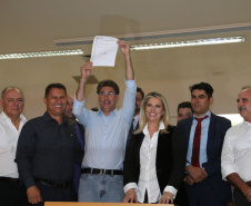 A governadora Cida Borghetti confirmou nesta quinta-feira (03), em Cascavel, recursos para investimentos em 16 municípios da região Oeste do Estado. O montante soma R$ 5,95 milhões. No mesmo evento, ela anunciou a instalação de mais uma Unidade Paraná Seguro (UPS) no município e reconduziu Júlio Reis ao cargo de Secretário da Segurança Pública.Cascavel, 03/05/2018.Foto: Orlando Kissner/ANPr