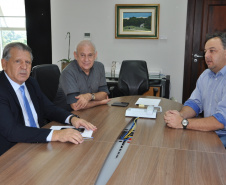 O Governo do Estado vai repassar R$ 5,3 milhões para obras de pavimentação e melhorias urbanas em Campina Grande do Sul, Região Metropolitana de Curitiba. As autorizações para homologação dos processos licitatórios, envolvendo todas as obras, foram entregues pelo chefe da Casa Civil, Dilceu Sperafico, ao prefeito Bihl Elerian Zanetti, nesta quinta-feira (03).Curitiba, 03/05/2018.Foto: Divulgação Casa Civil