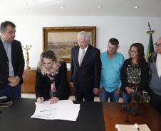 A governadora Cida Borghetti recebe prefeito de Guaratuba Roberto Cordeiro Justus. - Curitiba/Pr, 10 de maio de 2018 - Foto Jonas Oliveira/Governadoria