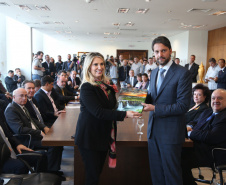 A governadora Cida Borhgetti e o ministro das cidades Alexandre Baldy durante assinatura de liberação de contratos de investimentos de obras em saneamento e infraestrutura urbana para os municípios de Curitiba, Pinhais, Colombo, Piraquara e São José dos Pinhais. - Curtiiba/Pr, 10 de maio de 2018    Foto: Orlando Kissner/ANPr