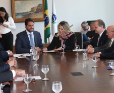 A governadora Cida Borhgetti e o ministro das cidades Alexandre Baldy durante assinatura de liberação de contratos de investimentos de obras em saneamento e infraestrutura urbana para os municípios de Curitiba, Pinhais, Colombo, Piraquara e São José dos Pinhais. - Curtiiba/Pr, 10 de maio de 2018    Foto: Orlando Kissner/ANPr