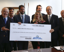 A governadora Cida Borhgetti e o ministro das cidades Alexandre Baldy durante assinatura de liberação de contratos de investimentos de obras em saneamento e infraestrutura urbana para os municípios de Curitiba, Pinhais, Colombo, Piraquara e São José dos Pinhais. - Curtiiba/Pr, 10 de maio de 2018 - Foto Jonas Oliveira/Governadoria