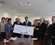A governadora Cida Borhgetti e o ministro das cidades Alexandre Baldy durante assinatura de liberação de contratos de investimentos de obras em saneamento e infraestrutura urbana para os municípios de Curitiba, Pinhais, Colombo, Piraquara e São José dos Pinhais. - Curtiiba/Pr, 10 de maio de 2018    Foto: Orlando Kissner/ANPr