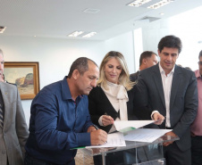 A governadora Cida Borghetti assinou nesta segunda-feira (14), no Palácio Iguaçu, convênios com 34 municípios para autorizar o início dos procedimentos licitatórios para obras de infraestrutura e aquisição de equipamentos. Curitiba,14/05/2018 Foto:Jaelson Lucas / ANPr