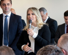 A governadora Cida Borghetti assinou nesta segunda-feira (14), no Palácio Iguaçu, convênios com 34 municípios para autorizar o início dos procedimentos licitatórios para obras de infraestrutura e aquisição de equipamentos. Curitiba,14/05/2018 Foto:Jaelson Lucas / ANPr