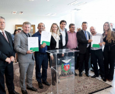 A governadora Cida Borghetti assinou nesta segunda-feira (14), no Palácio Iguaçu, convênios com 34 municípios para autorizar o início dos procedimentos licitatórios para obras de infraestrutura e aquisição de equipamentos. Curitiba,14/05/2018 Foto:Jaelson Lucas / ANPr