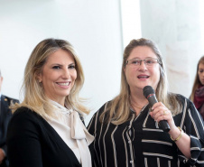 A governadora Cida Borghetti assinou nesta segunda-feira (14), no Palácio Iguaçu, convênios com 34 municípios para autorizar o início dos procedimentos licitatórios para obras de infraestrutura e aquisição de equipamentos. Curitiba,14/05/2018 Foto:Jaelson Lucas / ANPr