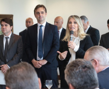 A governadora Cida Borghetti assinou nesta segunda-feira (14), no Palácio Iguaçu, convênios com 34 municípios para autorizar o início dos procedimentos licitatórios para obras de infraestrutura e aquisição de equipamentos. Curitiba,14/05/2018 Foto:Jaelson Lucas / ANPr