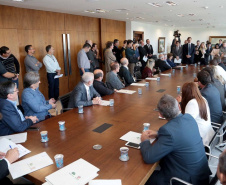 A governadora Cida Borghetti assinou nesta segunda-feira (14), no Palácio Iguaçu, convênios com 34 municípios para autorizar o início dos procedimentos licitatórios para obras de infraestrutura e aquisição de equipamentos. Curitiba,14/05/2018 Foto:Jaelson Lucas / ANPr