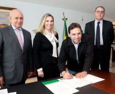 A governadora Cida Borghetti autorizou nesta segunda-feira (14) licitações para obras de infraestrutura em Ibaiti, Francisco Beltrão e Santo Antônio do Sudoeste. São R$ 6,1 milhões para pavimentação de ruas e estrutura de esporte e lazer. Na foto, o prefeito de Ibaiti, Dr. Antonely, assina o convênio.Curitiba, 14/05/2018.Foto: Jaelson Lucas/ANPr