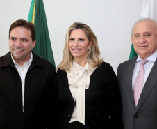 A governadora Cida Borghetti autorizou nesta segunda-feira (14) licitações para obras de infraestrutura em Ibaiti, Francisco Beltrão e Santo Antônio do Sudoeste. São R$ 6,1 milhões para pavimentação de ruas e estrutura de esporte e lazer. Na foto, o prefeito de Ibaiti, Dr. Antonely, assina o convênio.Curitiba, 14/05/2018.Foto: Jaelson Lucas/ANPr