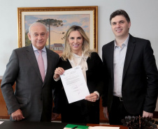 A governadora Cida Borghetti autorizou nesta segunda-feira (14) licitações para obras de infraestrutura em Ibaiti, Francisco Beltrão e Santo Antônio do Sudoeste. São R$ 6,1 milhões para pavimentação de ruas e estrutura de esporte e lazer.Na foto, o prefeito Cleber Fontana, de Francisco Beltrão.Curitiba, 14/05/2018.Foto: Jaelson Lucas/ANPr