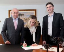 A governadora Cida Borghetti autorizou nesta segunda-feira (14) licitações para obras de infraestrutura em Ibaiti, Francisco Beltrão e Santo Antônio do Sudoeste. São R$ 6,1 milhões para pavimentação de ruas e estrutura de esporte e lazer.Na foto, o prefeito Cleber Fontana, de Francisco Beltrão.Curitiba, 14/05/2018.Foto: Jaelson Lucas/ANPr